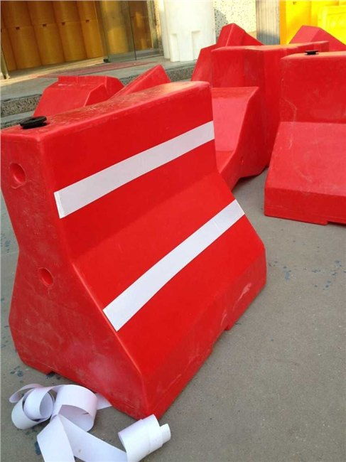 全新料塑料隔離墩價(jià)格與滾塑工藝優(yōu)勢(shì)——百墩實(shí)業(yè)專業(yè)批發(fā)解析